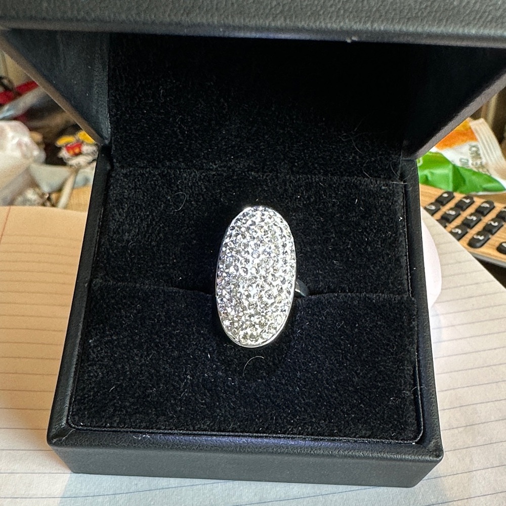 Costume jewelry. Ring sz 8. In lighted box making ring sparkle beautifully.